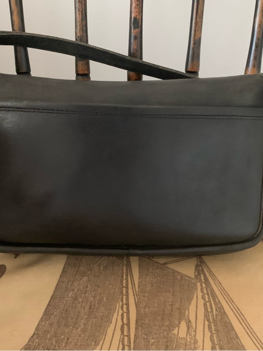 Vintage coach Black Leather Crossbody Bag with Turn-Lock Closure - Picture 4 of 16